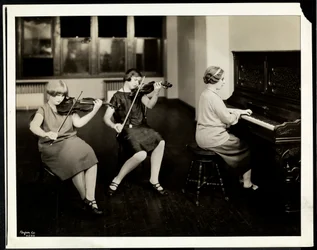 Groep van drie jonge blinde vrouwen, één aan de piano, twee spelen viool, bij de New York Association for the Blind, 111 East 59th Street, New York, 1926